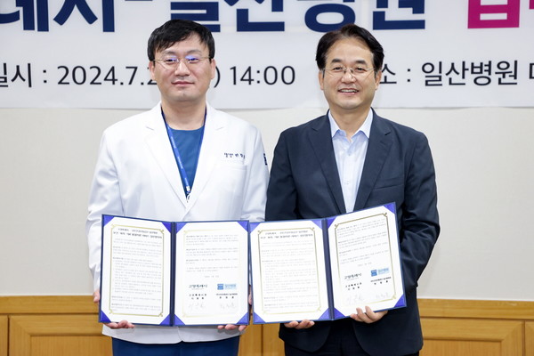 고양특례시-일산병원‘보건·복지·의료 통합서비스 제공’업무협약식_이동환 고양특례시장(오른쪽),한창훈 국민건강보험공단 일산병원장(왼쪽)/사진 고양시