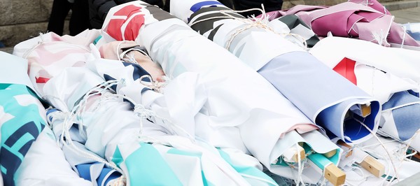 지난 4월 서울의 한 지역에서 구청 관계자들이 제22대 국회의원 선거 현수막을 철거하고 있다. 사진 / 뉴시스