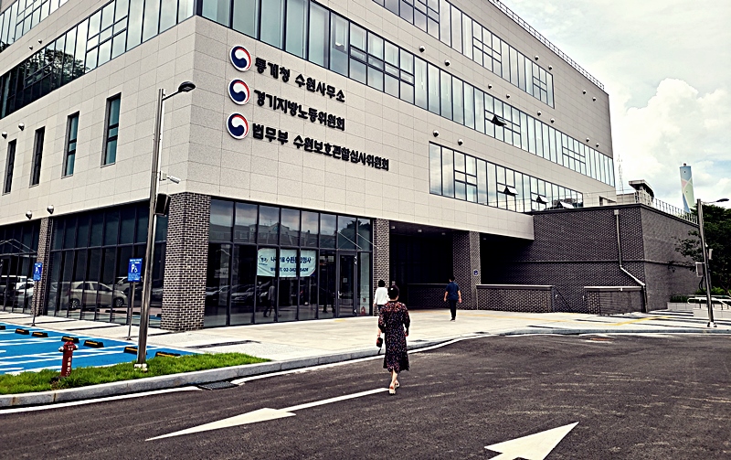 경기지방노동위원회는 지난 25일 '주식회사 열린공감티브이 부당징계해고 구제신청(2024부해2005) 사건에 대한 심리를 열고 7명의 기자.PD 등에 대한 부당해고 인정 판정을 내렸다. 중앙노동위.경기지노위의 판정에 따라 열린공감tv 사측은 9명의 기자.PD 등에 대해서 원직복직, 해고 기간 임금 지급을 이행해야 한다. (인터넷기자협회 제공)