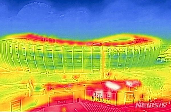 장마가 끝나고 폭염이 기승을 부린 30일 서울 송파구 잠실야구장에서 바라본 올림픽 주경기장이 붉게 보이고 있다. 열화상 카메라로 촬영한 사진은 온도가 높을수록 붉은색, 낮을수록 푸른색을 나타낸다.     사진/뉴시스