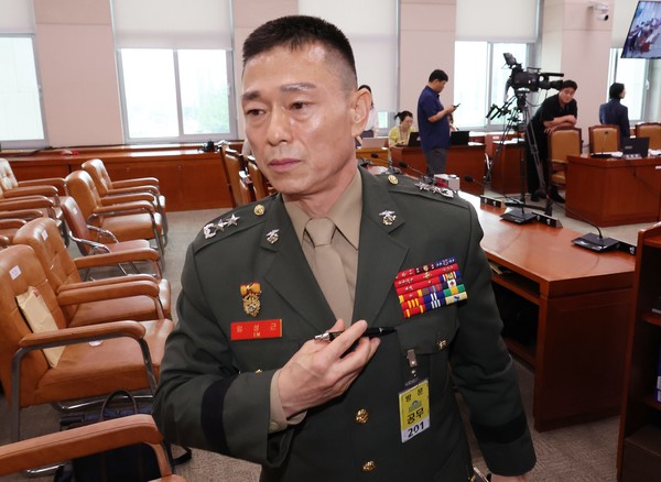 임성근 전 해병대 1사단장이 지난19일 오후 서울 여의도 국회에서 열린 제3차 법제사법위원회 윤석열 대통령 탄핵소추안 즉각 발의 요청에 관한 청원 관련 청문회가 정회된 뒤 회의실을 나가고 있다.    사진/뉴시스