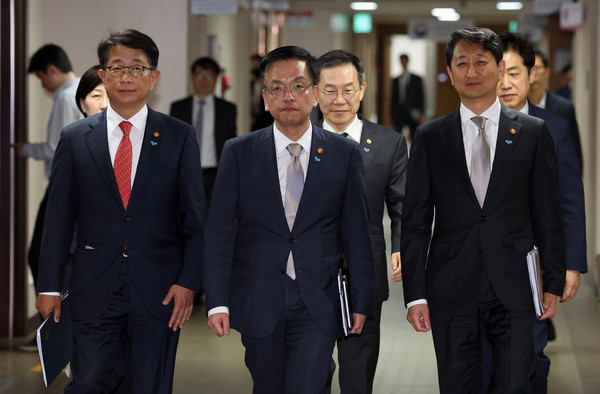 지난 5월 23일 정부서울청사에서 진행된 대통령 주재 경제이슈점검회의에 참석한 김동일 기재부 예산실장, 한화진 환경부 장관, 이종호 과학기술정보통신부 장관, 최상목 부총리, 안덕근 산업통상자원부 장관, 박상우 국토교통부 장관, 김주현 금융위워장.       사진 / 뉴시스