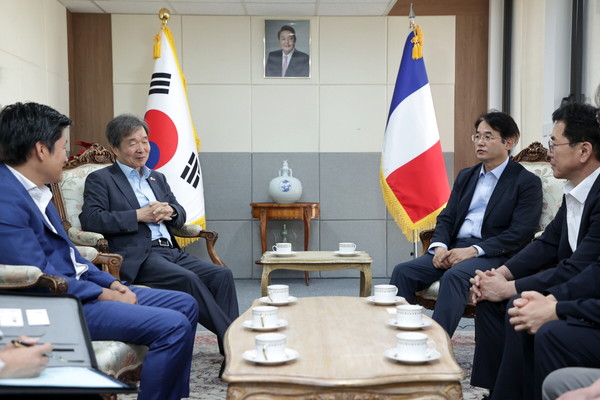 최재철 주프랑스 대한민국 대사(왼쪽에서 두 번째),이동환 고양특례시장(오른쪽에서 두 번째)/사진 고양시