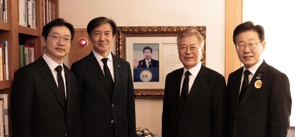 지난 5월 23일 고 노무현 전 대통령의 15주기 추도식이 열린 경남 김해 봉하마을 노 전 대통령 사저에서 문재인 전 대통령과 이재명 더불어민주당 대표, 조국 조국혁신당 대표, 김경수 전 경남지사가 만나 기념촬영을 하고 있다.   사진 / 조국 대표 페이스북