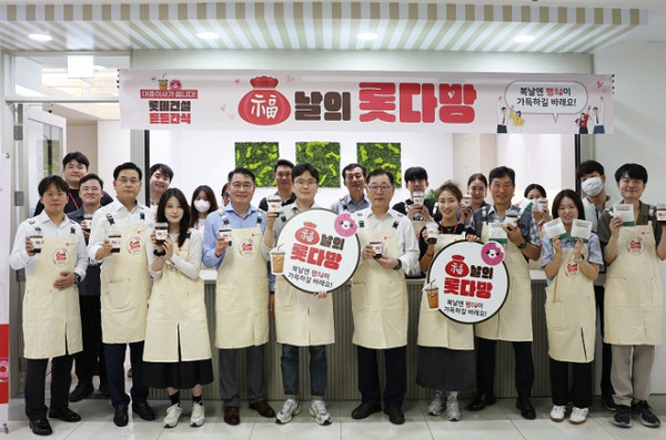 박현철(맨 앞줄 오른쪽에서 다섯번째) 롯데건설 부회장이 지난 14일 임직원들에게 간식을 전달하고 기념촬영을 하고 있다. / 사진 = 롯데건설