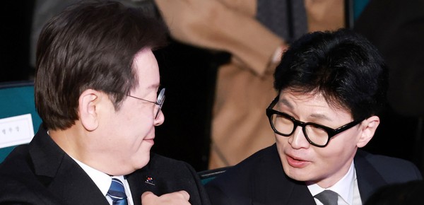 한동훈 국민의힘 비상대책위원장과 이재명 더불어민주당 대표가 지난 3월 1일 서울 중구 유관순기념관에서 열린 제105주년 3·1절 기념식에 앞서 대화하고 있다.    사진 / 대통령실사진기자단