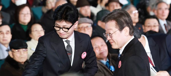 한동훈 국민의힘 비상대책위원장과 이재명 더불어민주당 대표가 서울 중구 유관순기념관에서 열린 제105주년 3·1절 기념식에 참석하고 있다. 사진 / 뉴시스