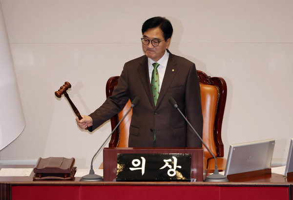 우원식 국회 의장이 지난 28일 서울 여의도 국회에서 제417회 국회(임시회) 제2차 본회의를 개의하고 있다.    사진/뉴시스