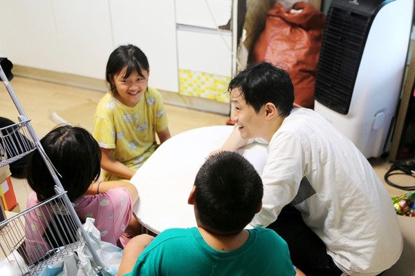 바인그룹 포항의 5남매 가정 영어학습 지원 / 사진 =바인그룹