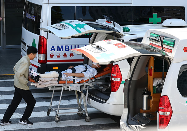 응급실 진료 대란이 연일 이어지는 가운데 서울 시내의 한 대형병원 권역응급의료센터에서 구급대원이 환자를 이송하고 있다. 사진 / 뉴시스