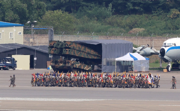 지난 10일 오후 경기 성남시 서울공항에서 건군 76주년 국군의 날 예행연습이 진행되고 있다. 사진 / 뉴시스