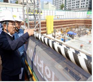 김헌동 SH공사 사장(왼쪽 첫 번째)이 마곡 건설공사 현장의 진행 상황을 살펴보는 모습. /사진 = SH공사