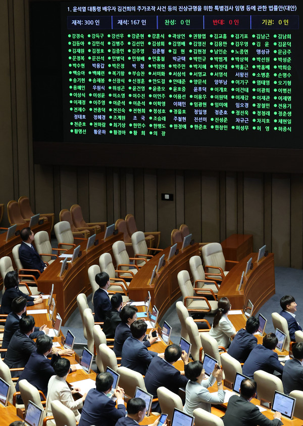 박성재 법무부 장관이 19일 오후 서울 여의도 국회에서 열린 제418회국회(정기회) 제8차 본회의에서 김건희 여사 특검법 투표를 지켜보고 있다.      사진/뉴시스