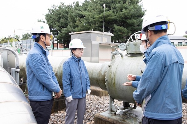 최연혜 한국가스공사 사장이 현장 안전점검을 하고 있다. / 사진 = 한국가스공사