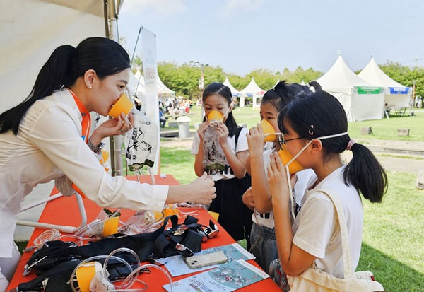 제주항공이 '제16회 제주 범도민 안전 체험 한마당'에 참여해 '항공안전체험교실' 체험 부스를 운영 / 사진 = 제주항공 제공