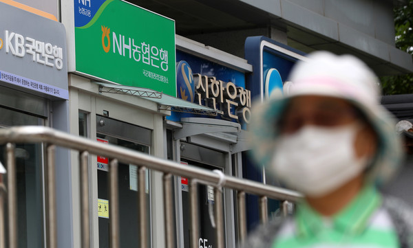 지난달 주택담보대출 비율이 최고점을 기록한 가운데, 1억 이상 고소득자들이 8200억 이상의 주택담보 소득공제 혜택을 받은 것으로 드러나 제도 개선이 시급하다는 지적을 받고 있다.      사진/뉴시스