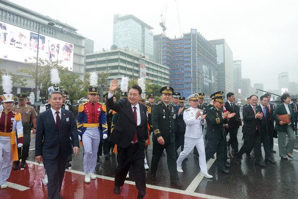 윤석열 대통령이 지난해 9월  26일 서울 세종대로 일대에서 진행된 건군 75주년 국군의 날 시가행진에서 육조마당을 향해 행진하고 있다.    사진/뉴시스