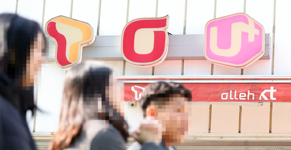 통신3사는 최대 이익을 창출하고도 고객 미환급금 처리에는 적극적이지 않다는 지적을 받고 있다. 사진은 서울 한 휴대폰 판매매장의 이통3사 로고의 모습.    사진/뉴시스