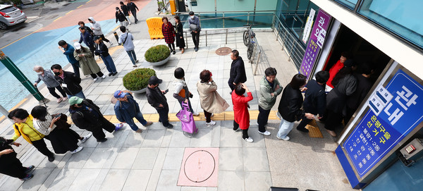 제22대 국회의원 선거 사전투표장에서 유권자들이 사전투표를 하기 위해 줄 서 있다.    사진 / 뉴시스