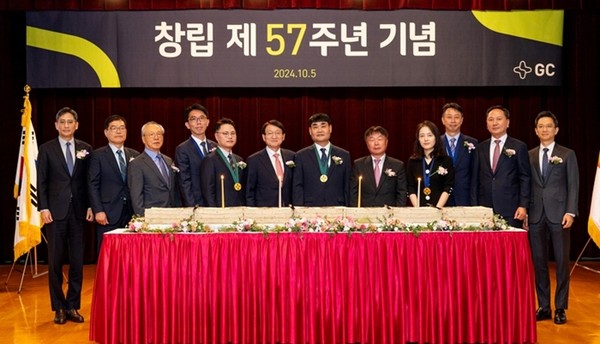허일섭 GC(녹십자홀딩스) 회장(왼쪽에서 여섯 번째)과 임직원들이 창립 57주년 기념식을 갖고 축하 떡을 자르고 있다. / 사진 = GC녹십자