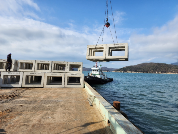 2023년 11월 9일. 덕적 서포1리 해역에 신요철형어초가 투하