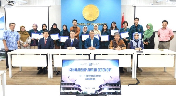 베트남 하오니 약학대학에서 종근당고촌재단 해외 장학증서 수여식을 진행했다. 왼쪽 여섯 번째가 최정길 종근당고촌재단 국장. /사진 = 종근당