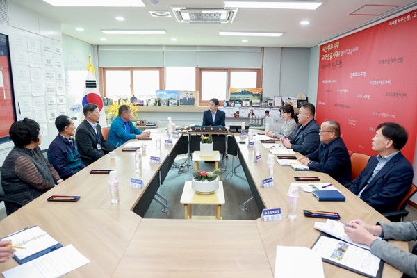 이동환 고양특례시장이 시민들과 만나 백마5단지 직소 민원에 대해 면담