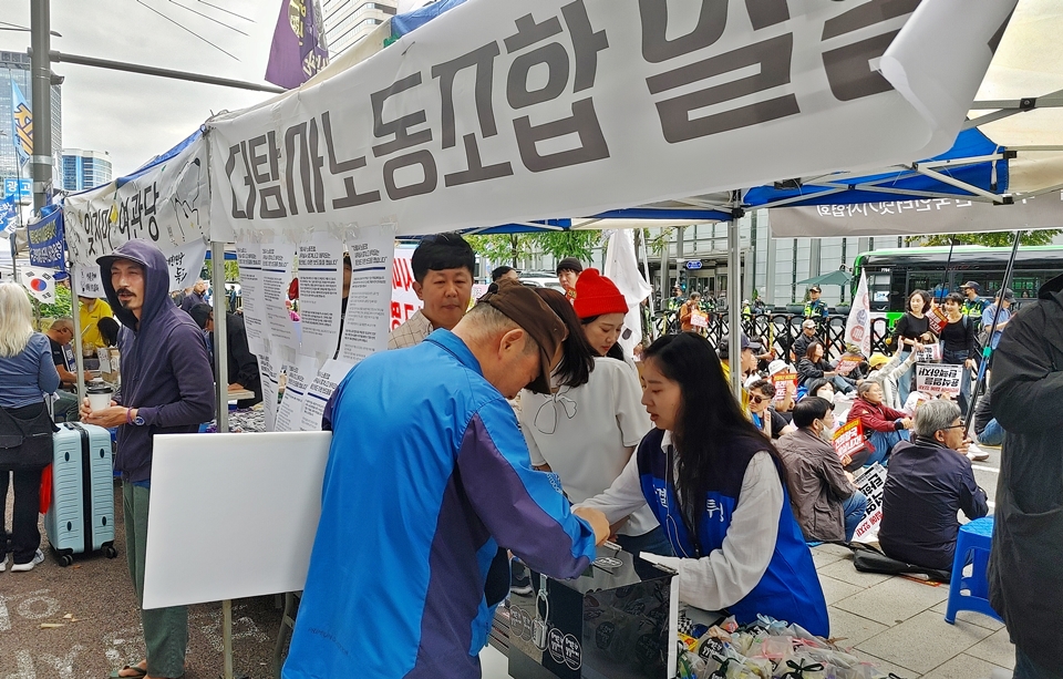 더탐사노동조합은 10월 19일 오후 서울시청역 남대문대로에서 진행된 제111차 촛불대행진 현장에서 열린공감tv 사측의 부당해고를 규탄하고, 원직복직 이행을 촉구하는 일일부스를 운영했다. 이날 부스를 찾은 많은 시민들은 원직복직 이행 촉구 서명에 동참하면서 더탐사노동조합을 응원했다.