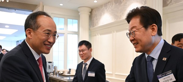 17일 추경호 국민의힘 원내대표와 이재명 더불어민주당 대표가 악수하고 있다. 사진 / 뉴시스