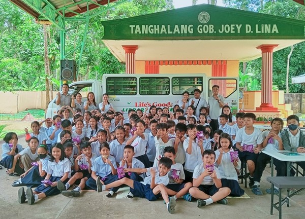 LG전자가 이동식 도서관 차량이 저소득 지역을 방문하여 학생들의 학습권 보장 및 독서 기회를 제공했다. / 사진 = LG전자 제공