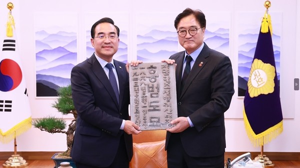 우원식 국회의장이 22일 의장집무실에서 홍범도 장군 묘비 일부를 박홍근 홍범도장군기념사업회 이사장에게 전달하고 있다. / 사진 = 국회사무처 제공