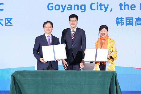 고양특례시-세계지방정부연합 아태지부(UCLG ASPAC)업무협약(왼쪽부터 이동환 고양특례시장,다킬라 쿠아UCLG ASPAC회장,버나디아 찬드라데위UCLG ASPAC사무총장)
