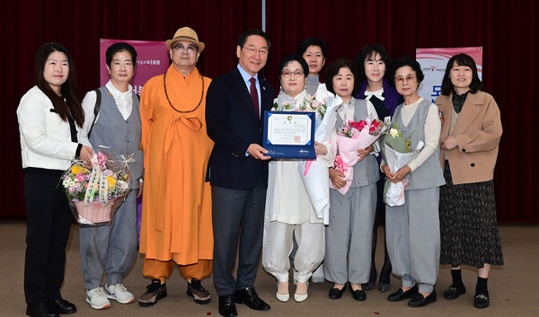 유정복 인천광역시장이 25일 시청 대회의실에서 열린 '2024년 3분기 모범선행시민 및 우수 이ㆍ통장 표창 수여식'에서 표창장을 수여