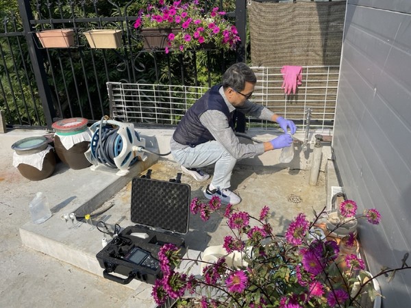 먹는 물 수질 검사 시료 채수 현장/ 사진 고양시