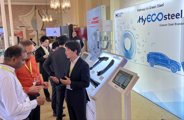 현대제철 연구원이 독일 ECB(Euro Car Body)에 참석한 글로벌 고객사들에게 탄소저감 자동차강판 제품을 설명하고 있는 모습 / 사진 = 현대제철 제공