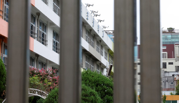 서울 시내 한 초등학교 교문 뒤로 학교 건물이 보이고 있다.    사진/뉴시스