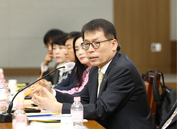 5일 대구상공회의소에서 열린 중소기업 현장 간담회에서 김성태 IBK기업은행장이 중소기업 대표들과 대화 하고 있는 모습 / 사진 = IBK기업은행