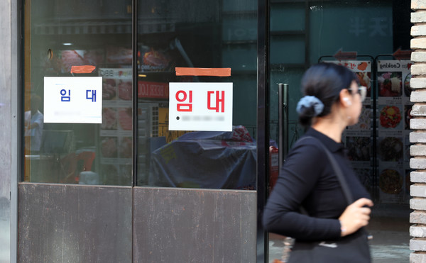 서울시내 한 점포에 임대 홍보문이 붙어있다.     사진/뉴시스