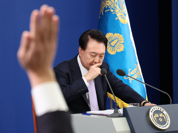 윤석열 대통령이 7일 서울 용산 대통령실 청사에서 대국민 담화 및 기자회견을 하며 기자들의 질문을 받고 있다.   사진/뉴시스