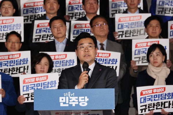 박찬대 더불어민주당 원내대표가 지난 7일 오후 서울 여의도 국회 앞에서 열린 거짓말투성이 대국민담화 윤석열 대통령 긴급 규탄대회에서 발언을 하고 있다.    사진/뉴시스