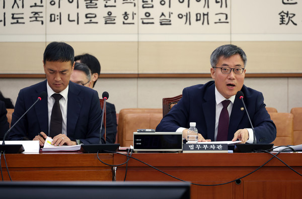 김석우 법무부 차관이 지난 7일 서울 여의도 국회에서 열린 제418국회(정기회) 법제사법위원회 제2차 예산결산기금심사소위원회에서 의원 질의에 답하고 있다.   사진/뉴시스