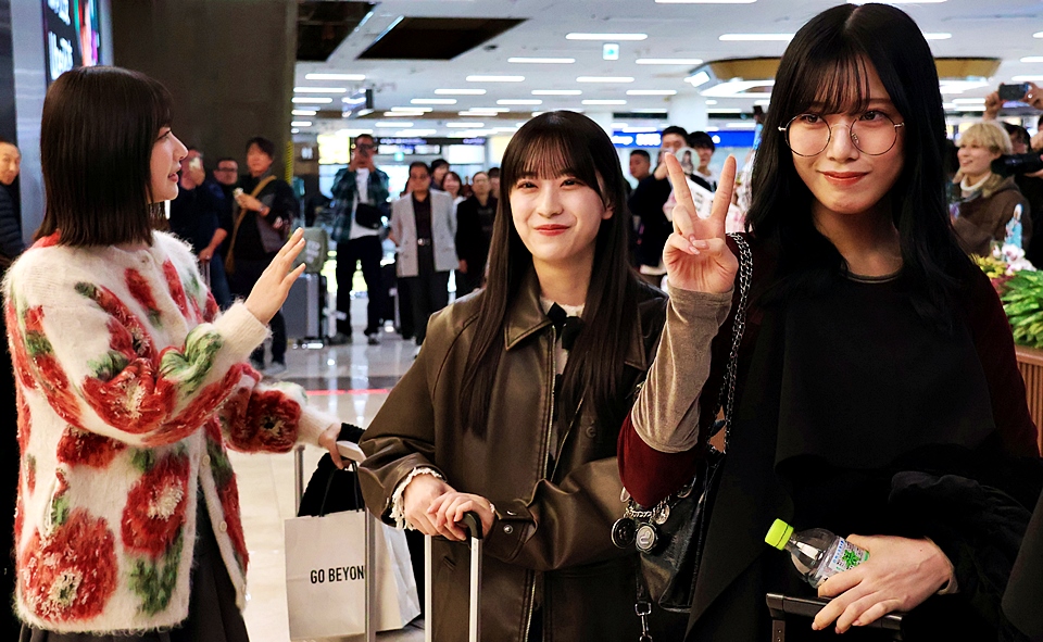 일본의 인기 걸그룹 사쿠라자카46이 첫 내한 공연을 위해 9일 오후 김포공항으로 입국했다. 사쿠라자카46은 10일 오후 일산 킨텍스에서 진행되는 원더리벳2024 무대에서 한국에서 화려한 퍼포먼스를 선보인다. (사진공동취재)