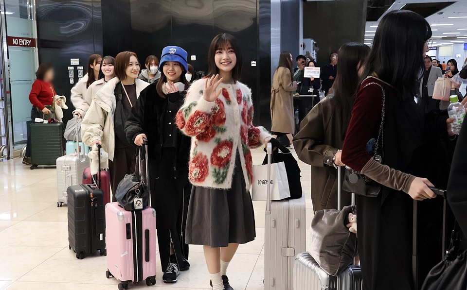 일본의 인기 걸그룹 사쿠라자카46이 첫 내한 공연을 위해 9일 오후 김포공항으로 입국했다. 사쿠라자카46은 10일 오후 일산 킨텍스에서 진행되는 원더리벳2024 무대에서 한국에서 화려한 퍼포먼스를 선보인다. (사진공동취재)