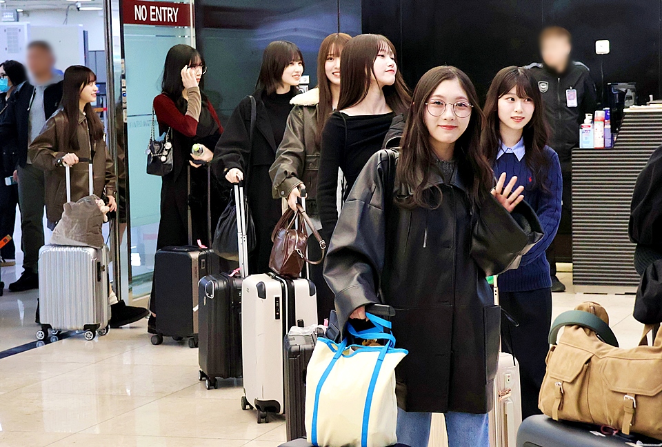 일본의 인기 걸그룹 사쿠라자카46이 첫 내한 공연을 위해 9일 오후 김포공항으로 입국했다. 사쿠라자카46은 10일 오후 일산 킨텍스에서 진행되는 원더리벳2024 무대에서 한국에서 화려한 퍼포먼스를 선보인다. (사진공동취재)