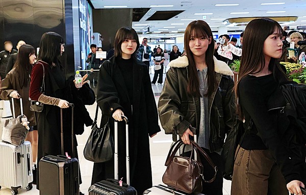 일본의 인기 걸그룹 사쿠라자카46이 첫 내한 공연을 위해 9일 오후 김포공항으로 입국했다. 사쿠라자카46은 10일 오후 일산 킨텍스에서 진행되는 원더리벳2024 무대에서 한국에서 화려한 퍼포먼스를 선보인다. (사진공동취재)
