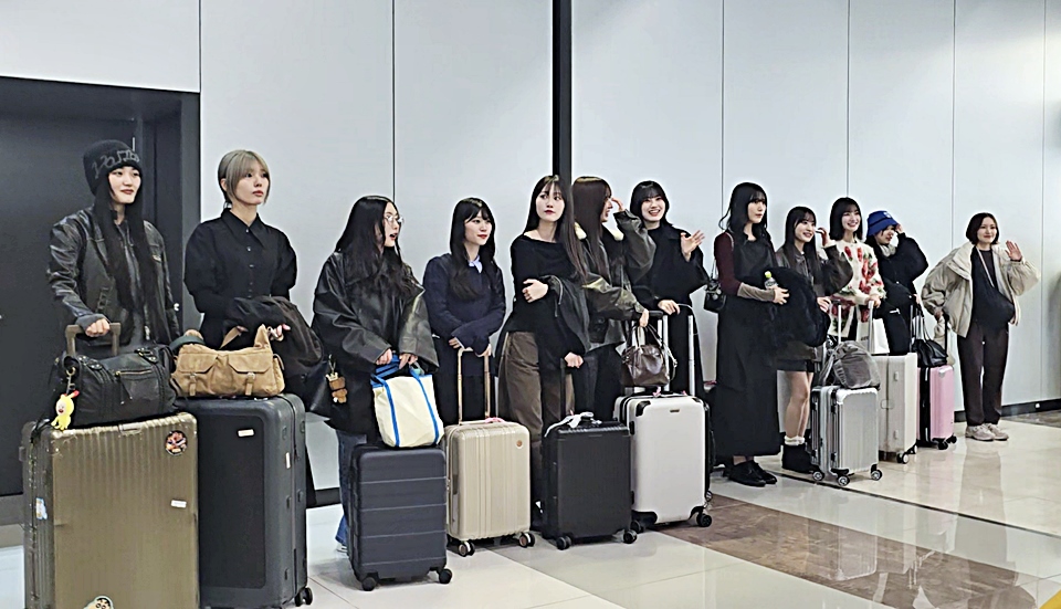 일본의 인기 걸그룹 사쿠라자카46이 첫 내한 공연을 위해 9일 오후 김포공항으로 입국했다. 사쿠라자카46은 10일 오후 일산 킨텍스에서 진행되는 원더리벳2024 무대에서 한국에서 화려한 퍼포먼스를 선보인다. (사진공동취재)