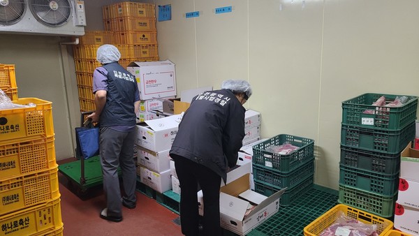 관내 학교급식 농‧축‧수산물 납품업체에 대해 원산지 표시 위반 및 축산물 영업자 준수사항 위반 등 영업장 불법행위를 단속/사진 인천시