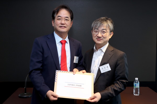 이우제 국토교통부 도로국장에게 고양특례시 건의사항을 전달하는 이동환 고양특례시장/ 사진 고양시