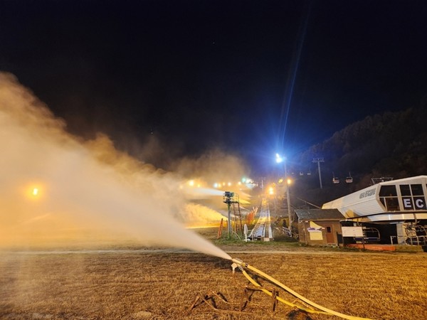 부영 무주덕유산리조트 스피츠 하단 슬로프에서 제설작업을 하고 있다. / 사진 = 부영그룹