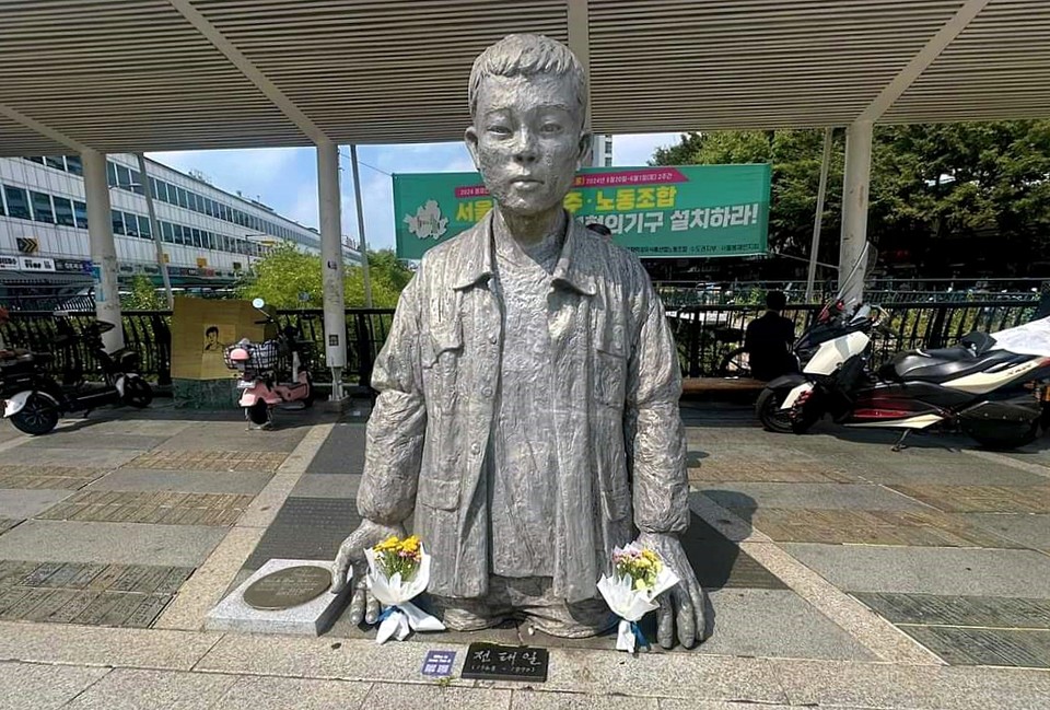 2024년 9월 9일 열린공감tv 사측의 부당해고 규탄, 원직복직 촉구 행진에서 더탐사노동조합 권지연 위원장과 전유리 PD가 준비한 추모 꽃을 전태일 열사 동상 앞에 헌화했다.